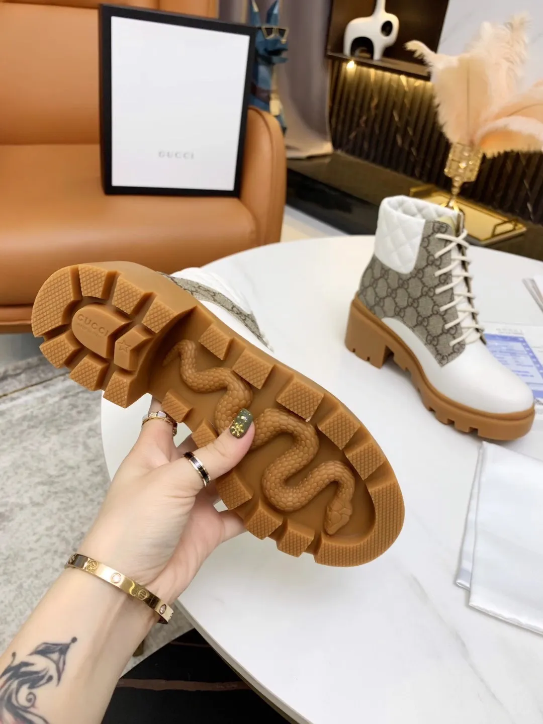 👟👟Ex-factory price 560👟👟 (Electric embroidery on the shoe collar ➕ Oil edge on the upper) The new version of Gucci GUCCI is on sale...🔥 It has a retro British style and is decorated with a LOGO cloth label on the front. Heel height: 6cm Fabric: Imported cowhide, open edge beads, lining/foot pads: upgraded cowhide 🐂 Color: black white open edge beads Code number: 34-40. 34 and 41 42 need to be customized Packaging: Comes with card and cloth bag.